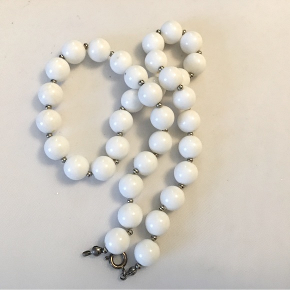 Vintage white bead necklace - Picture 1 of 6